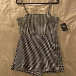 Never worn, tags still on, very trendy and cute!